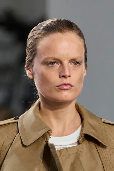 Look 100